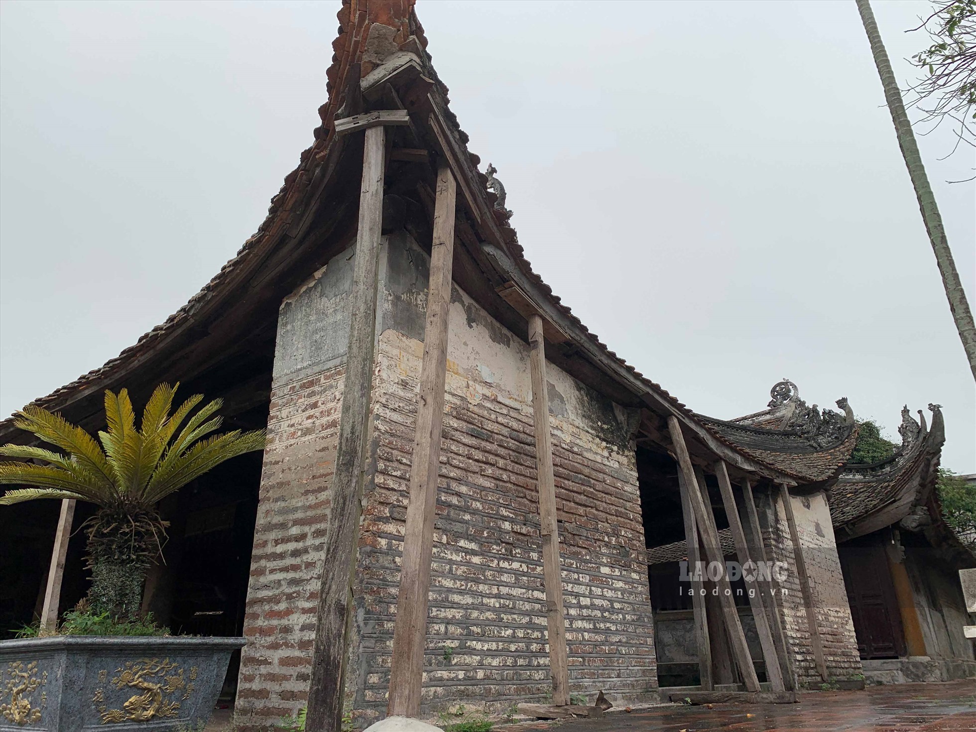 Di tích quốc gia xuống cấp, dùng cột chống đỡ mái. Ảnh: Hà Vi