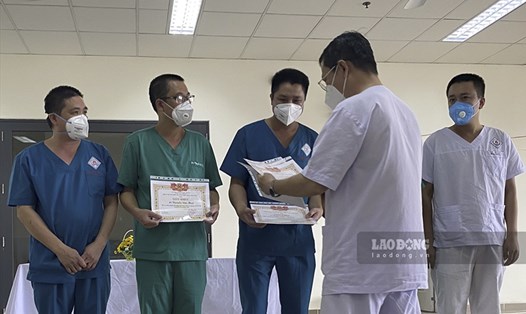 Cán bộ y, bác sĩ tỉnh Điện Biên hoang thành nhiệm vụ giúp hỗ trợ các tỉnh phía Nam trong đại dịch COVID-19. Ảnh: Hải Phong