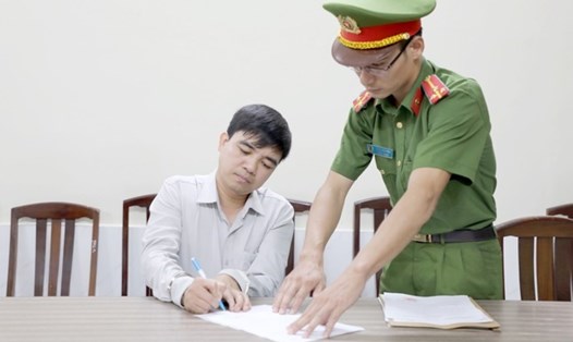 Cơ quan Cảnh sát điều tra Công an TPHCM tống đạt quyết định bắt tạm giam ông Nguyễn Tuấn Anh - Phó Trưởng phòng Tàu sông, Cục Đăng kiểm Việt Nam. 
Ảnh: Công an cung cấp