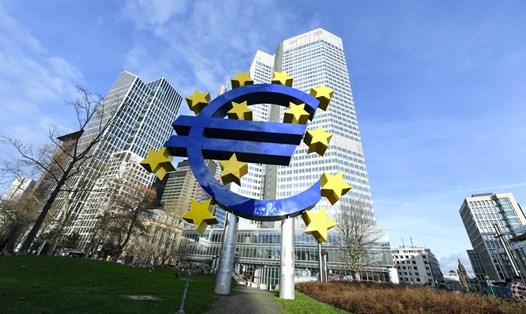 Biểu tượng đồng euro ở Frankfurt, Đức. Ảnh: Xinhua