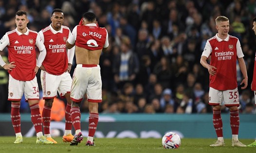 Sự thất vọng của các cầu thủ Arsenal sau trận thua Man City. Ảnh: AFP