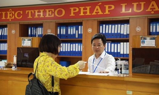 Cán bộ tiếp nhận hồ sơ, thủ tục hành chính tại Hà Nội. Ảnh: Hải Nguyễn