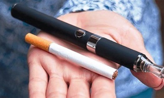 Thuốc lá mới và thuốc lá điếu truyền thống. Ảnh minh họa: Kỳ Uyên