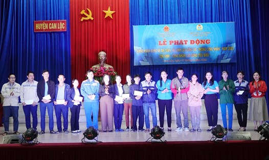 Trao quà cho 17 đoàn viên, công nhân lao động hoàn cảnh khó khăn tại buổi lễ phát động Tháng Công nhân năm 2023 ở huyện Can Lộc. Ảnh: Trần Tuấn
