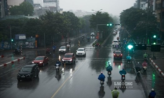 Hà Nội có mưa rào và dông trong ngày 29.4. Ảnh: Minh Hà.