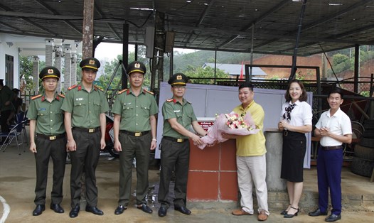 Phòng An ninh kinh tế Công an tỉnh Sơn La trao giếng khoan cho trường TH và THCS xã Chiềng Kheo. Ảnh: Minh Nguyễn
