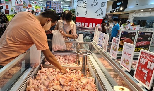 Nguồn cung thịt gà đủ đáp ứng thị trường trong nước và còn dư để xuất khẩu. Ảnh: Vũ Long