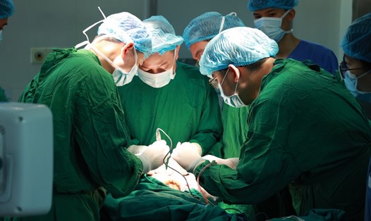 Viện Răng Hàm Mặt trung ương Hà Nội thực hiện ca phẫu thuật cho bệnh nhân 105 tuổi.