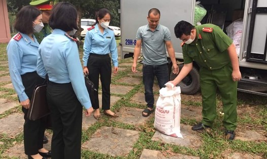Lực lượng chức năng thu giữ số bột mì không đảm bảo ATTP tại Lễ hội Đền Hùng. Ảnh: CA tỉnh Phú Thọ.