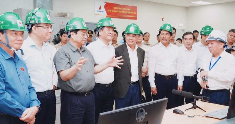Thủ tướng Phạm Minh Chính và đoàn công tác thăm phòng điều khiển trung tâm Nhà máy Nhiệt điện Thái Bình 2. Ảnh: Bá Dương