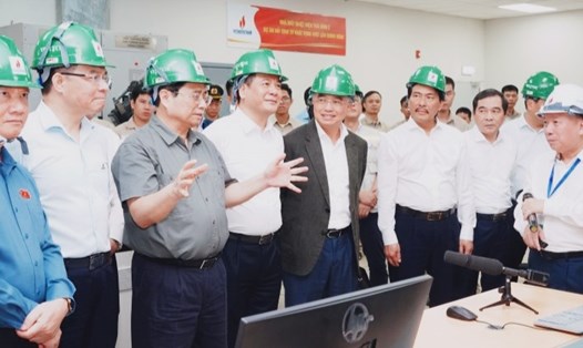 Thủ tướng Phạm Minh Chính và đoàn công tác thăm phòng điều khiển trung tâm Nhà máy Nhiệt điện Thái Bình 2. Ảnh: Bá Dương