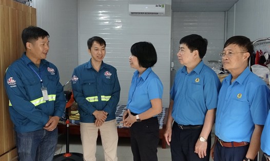 Lãnh đạo Công đoàn Xây dựng Việt Nam thăm khu nhà ở người lao động tại dự án. Ảnh: Mạnh Tùng
