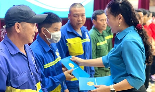 Phó Chủ tịch LĐLĐ tỉnh Nghệ An Nguyễn Thị Thu Nhi trao quà cho công nhân lao động trong Lễ phát động Tháng Công nhân 2023. Ảnh: Như Hiển
