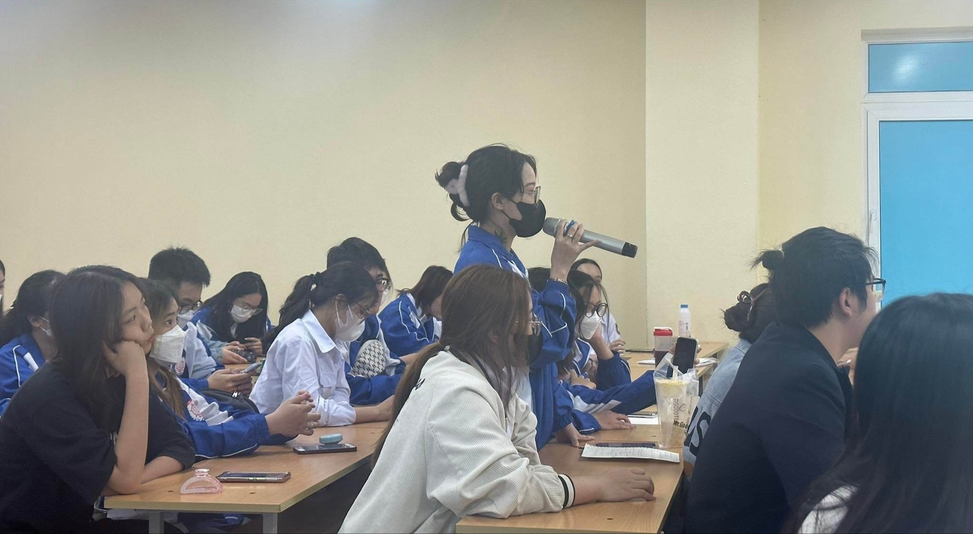 Sinh viên Viện đào tạo Quốc tế thắc mắc về việc tăng học phí của Trường đại học Hàng hải trong năm học tới. Ảnh: SV cung cấp.