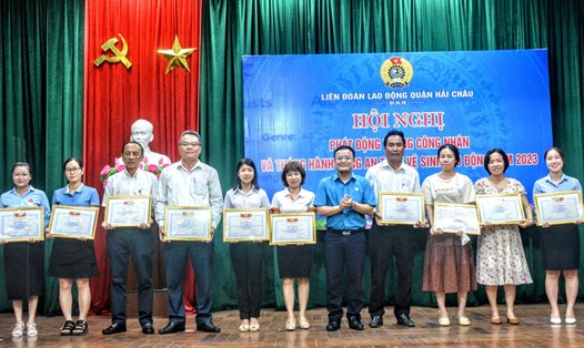 LĐLĐ quận Hải Châu, Đà Nẵng khen thưởng các tập thể, cá nhân có thành tích xuất sắc trong phong trào CNVCLĐ và hoạt động Công đoàn năm 2022. Ảnh: Trà Vân