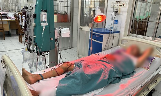 Bệnh nhân đang điều trị tại Bệnh viện Đa khoa tỉnh Cà Mau nghi do ngộ độc rượu. Ảnh: Nhật Hồ