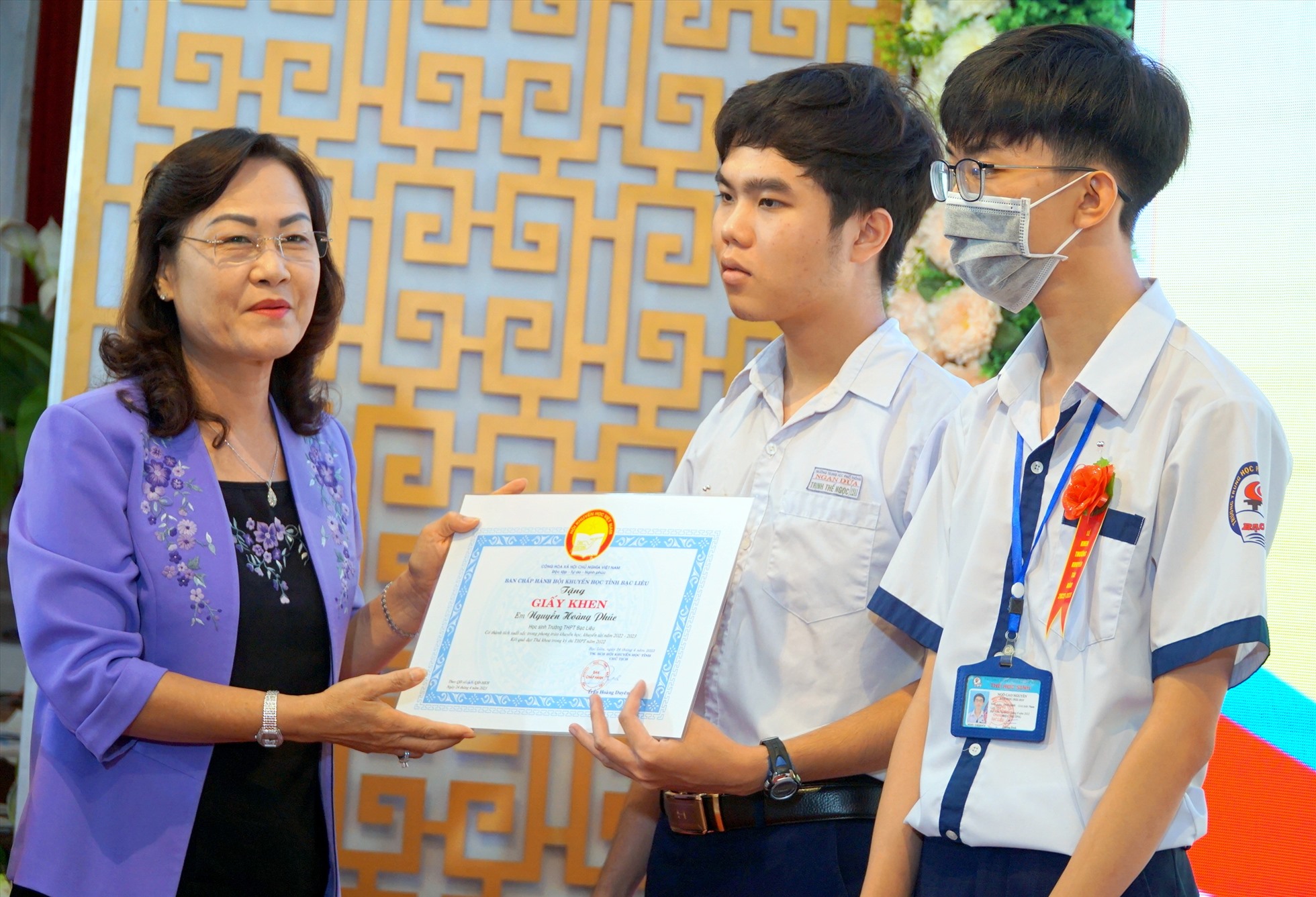 Bà Lê Thị Ái Nam - Phó Bí thư Thường trực Tỉnh ủy Bạc Liêu  tặng giấy khen cho học sinh đạt giải quốc gia năm 2023. Ảnh: Nhật Hồ