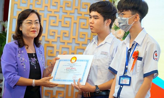 Bà Lê Thị Ái Nam - Phó Bí thư Thường trực Tỉnh ủy Bạc Liêu  tặng giấy khen cho học sinh đạt giải quốc gia năm 2023. Ảnh: Nhật Hồ
