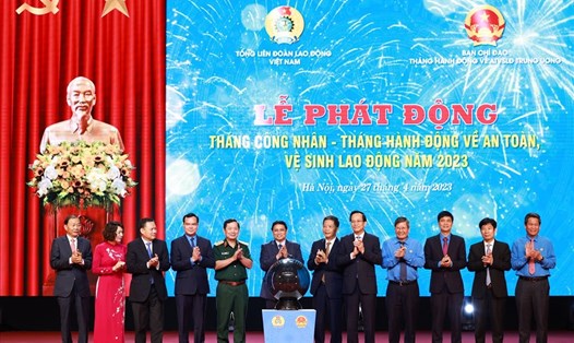 Thủ tướng Chính phủ và các đại biểu thực hiện nghi thức phát động Tháng Công nhân - Tháng hành động về ATVSLĐ năm 2023. Ảnh: Hải Nguyễn