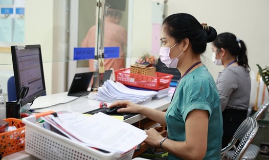 Cán bộ tiếp nhận thủ tục hành chính của công dân tại Hà Nội. Ảnh: Hải Nguyễn