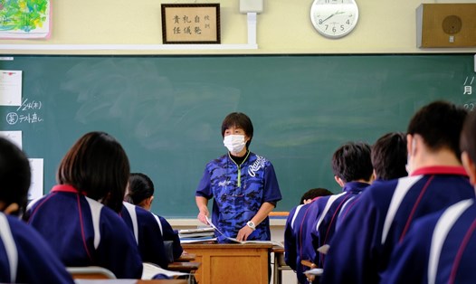 Một giáo viên Nhật Bản đang giảng dạy trong lớp học. Ảnh minh họa. Ảnh: AFP