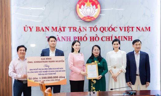 Buổi tiếp nhận khoản tiền của gia đình ông Johnathan Hạnh Nguyễn tới Quỹ vì người nghèo TP Hồ Chí Minh. Ảnh M.Anh