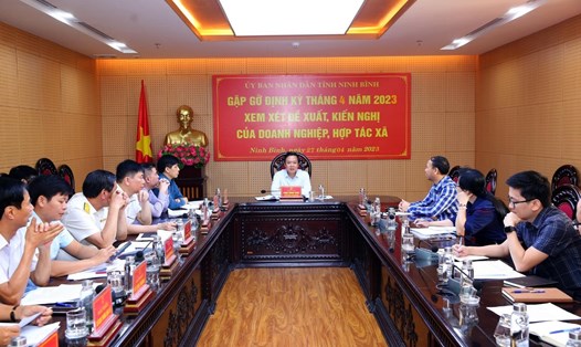 Chủ tịch UBND tỉnh Ninh Bình Phạm Quang Ngọc chủ trì hội nghị gặp gỡ, đối thoại với các doanh nghiệp trên địa bàn. Ảnh: Diệu Anh