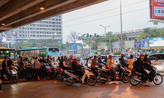 Hàng dài xe máy từ đường Phạm Hùng hướng đi Mai Dịch vẫn cố tình rẽ trái sang Nguyễn Hoàng. Ảnh: Thu Hiền