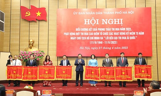 Bí thư Thành ủy Hà Nội Đinh Tiến Dũng trao Cờ Thi đua của Chính phủ cho các đơn vị. Ảnh: Hanoi.gov