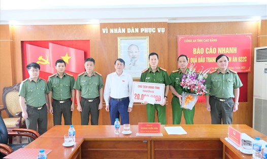 Chủ tịch tỉnh Cao Bằng cùng Ban Giám đốc Công an tỉnh vừa khen thưởng nóng Ban chuyên án bắt 24 bánh heroin cùng 6 đối tượng. Ảnh: Công an Cao Bằng