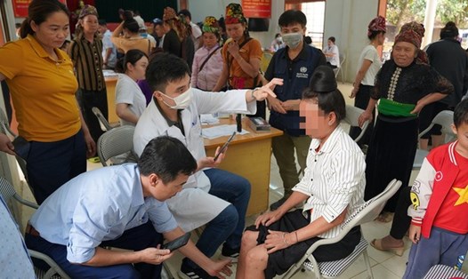 Bác sĩ thăm khám cho bệnh nhân phong mới tại điểm xã Chiềng Bằng, huyện Quỳnh Nhai, tỉnh Sơn La. Ảnh: ĐVCC