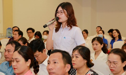 Người lao động đặt câu hỏi với Chủ tịch UBND tỉnh Quảng Trị tại buổi gặp gỡ, đối thoại. Ảnh: Hưng Thơ.