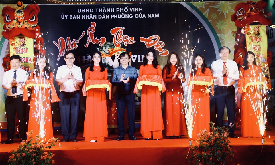 Lãnh đạo thành phố cắt băng ra mắt phố ẩm thực đêm thành cổ Vinh. Ảnh: Quỳnh Trang
