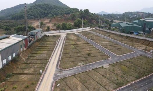 Những khu đất được phân lô, tách thửa rồi bỏ hoang tại huyện Thạch Thất, Hà Nội. Ảnh: Cao Nguyên.