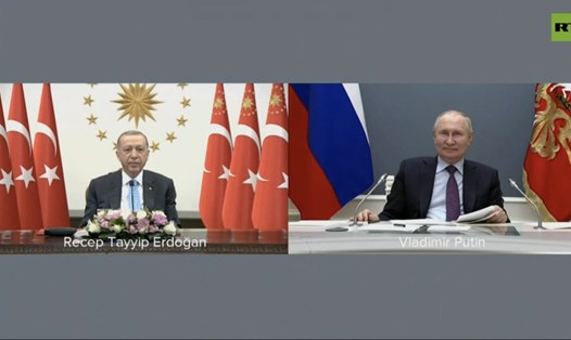 Tổng thống Thổ Nhĩ Kỳ Recep Tayyip Erdogan (trái) và Tổng thống Nga Vladimir Putin dự lễ khánh thành nhà máy điện hạt nhân theo hình thức trực tuyến. Ảnh: RT