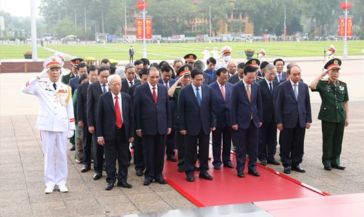 Các lãnh đạo, nguyên lãnh đạo Đảng, Nhà nước thành kính tưởng nhớ Chủ tịch Hồ Chí Minh. Ảnh: Hải Nguyễn