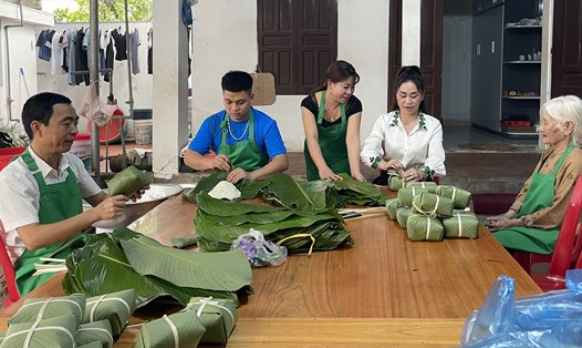 Mỗi tháng gia đình Ninh cung cấp khoảng 5.000 bánh chưng cho thị trường trong và ngoài tỉnh. Ảnh: Minh Sam