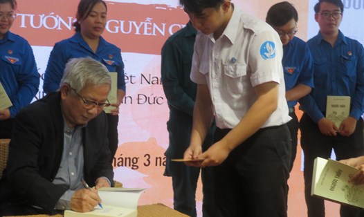 Tướng Nguyễn Chí Vịnh kí tặng sách tại buổi giao lưu giới thiệu cuốn sách 
“Người Thầy” tại TPHCM. Ảnh: Tuyền Linh