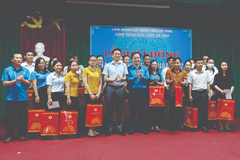 Công đoàn Viên chức Hà Tĩnh tặng quà cho đoàn viên tại lễ phát động Tháng Công nhân sáng 28.4. Ảnh: Trần Tuấn