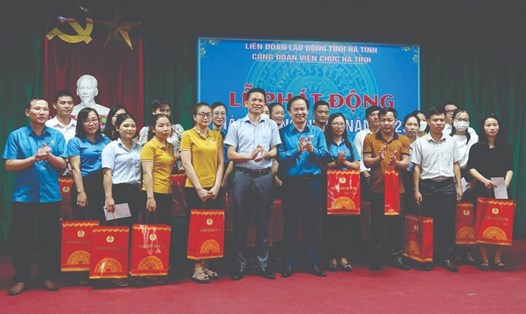Công đoàn Viên chức Hà Tĩnh tặng quà cho đoàn viên tại lễ phát động Tháng Công nhân sáng 28.4. Ảnh: Trần Tuấn