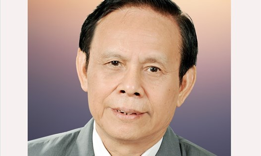 Nhà báo, nhà thơ, PGS-TS Nguyễn Hồng Vinh. Ảnh: NVCC