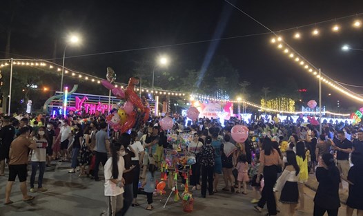 Rất đông người dân đến tham quan khu phố ẩm thực Nguyễn Du khai trương tối 27.4. Ảnh: Trần Tuấn.