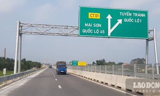 Các phương tiện ôtô được phép lưu thông trên cao tốc Mai Sơn - QL45 từ ngày 28.4. Ảnh: Diệu Anh