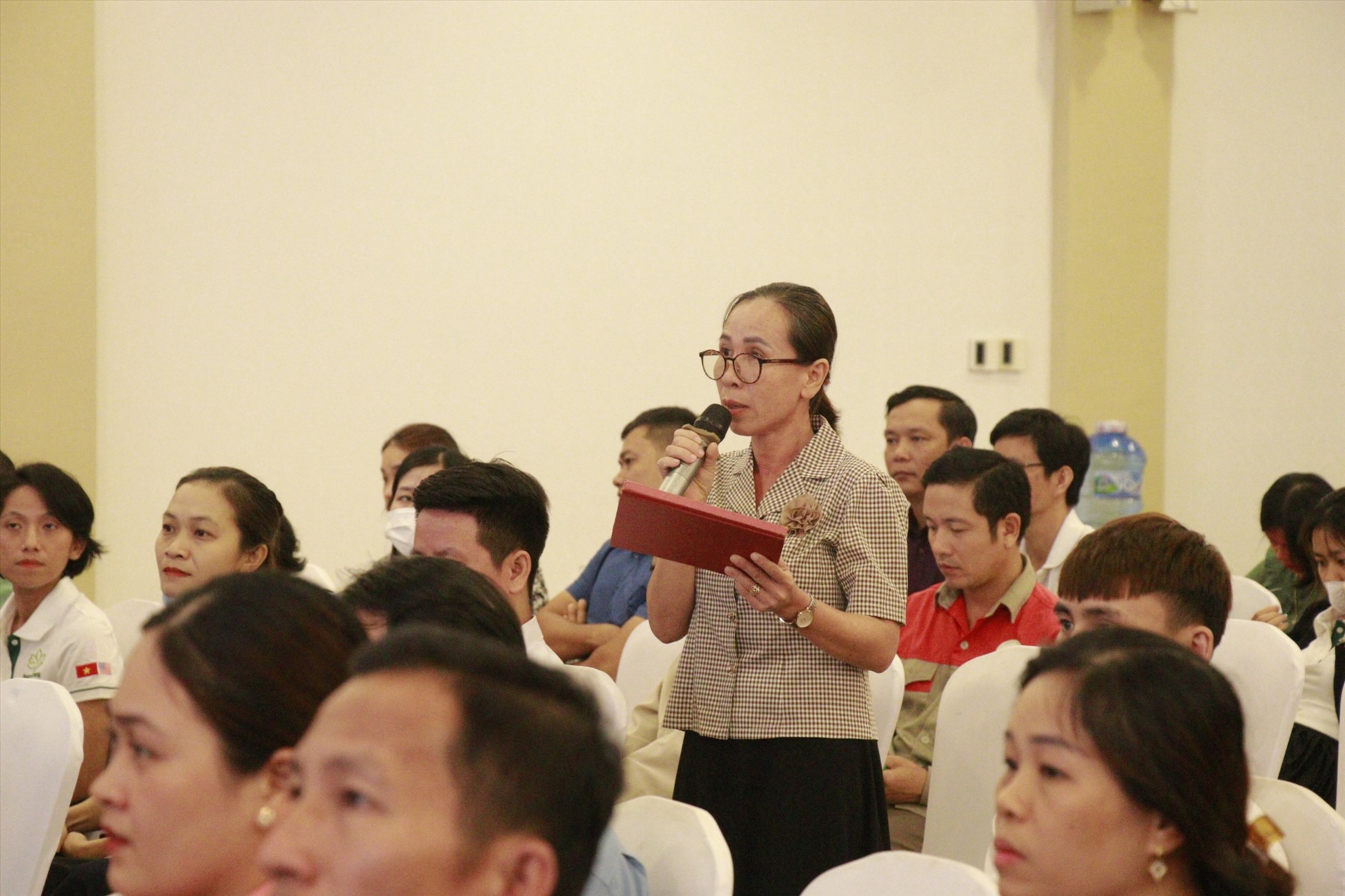 Giáo viên thắc mắc vì chưa được hưởng chế độ khi dạy học sinh khuyết tật tại các lớp hòa nhập. Ảnh: Hưng Thơ.