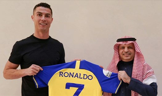 Chủ tịch Al-Muammar trong ngày ra mắt Ronaldo.  Ảnh: CLB Al Nassr