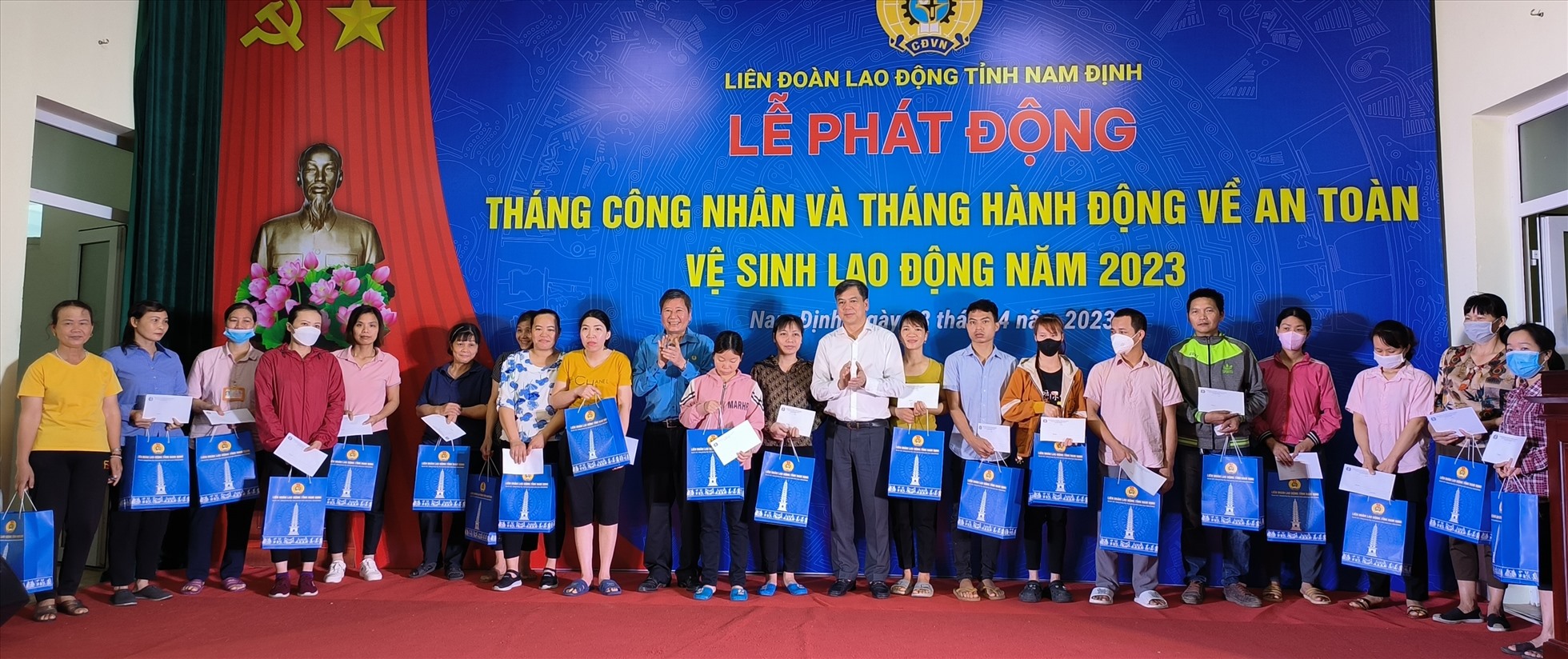Nam Định: Trao quà cho 50 công nhân khó khăn, bị tai nạn lao động