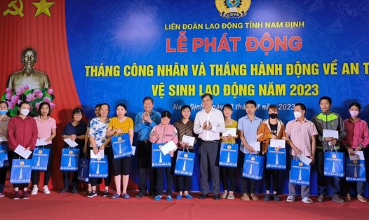 Lãnh đạo Tổng Liên đoàn Lao động Việt Nam và lãnh đạo tỉnh Nam Định trao quà cho công nhân lao động có hoàn cảnh khó khăn. Ảnh: Trung Du