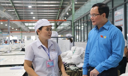 Chủ tịch Tổng Liên đoàn Lao động Việt Nam Nguyễn Đình Khang thăm hỏi công nhân lao động đang làm việc tại phân xưởng Công ty Công ty TNHH Đầu Tư Vietsun Ninh Thuận. Ảnh: Phương Linh