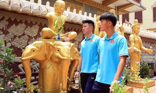 U22 Việt Nam tham quan chùa Wat Ounalom tại Campuchia. Ảnh: VFF