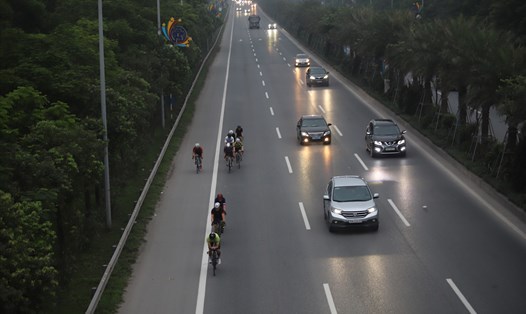 Đoàn xe đạp đi vào làn đường của ôtô trên đường Võ Nguyên Giáp vào mỗi sáng sớm. Ảnh: Hữu Chánh